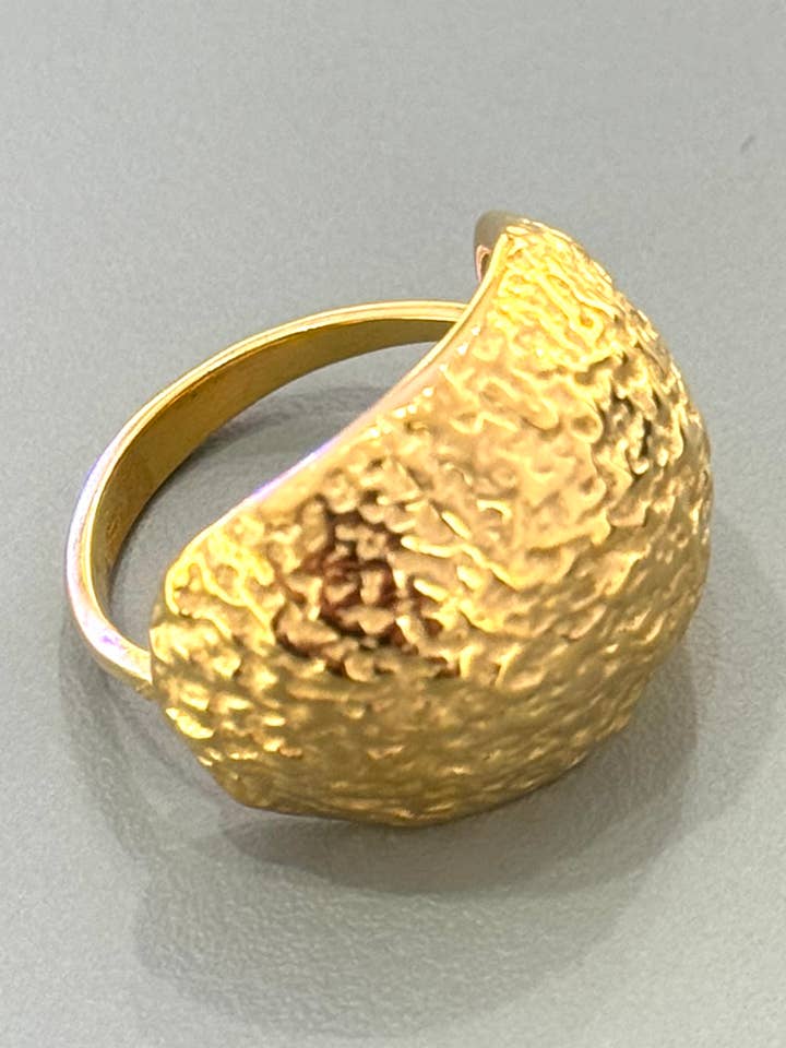 Anillo de acero inoxidable dorado martillado Noko para venta al por mayor de Cassette Barcelona