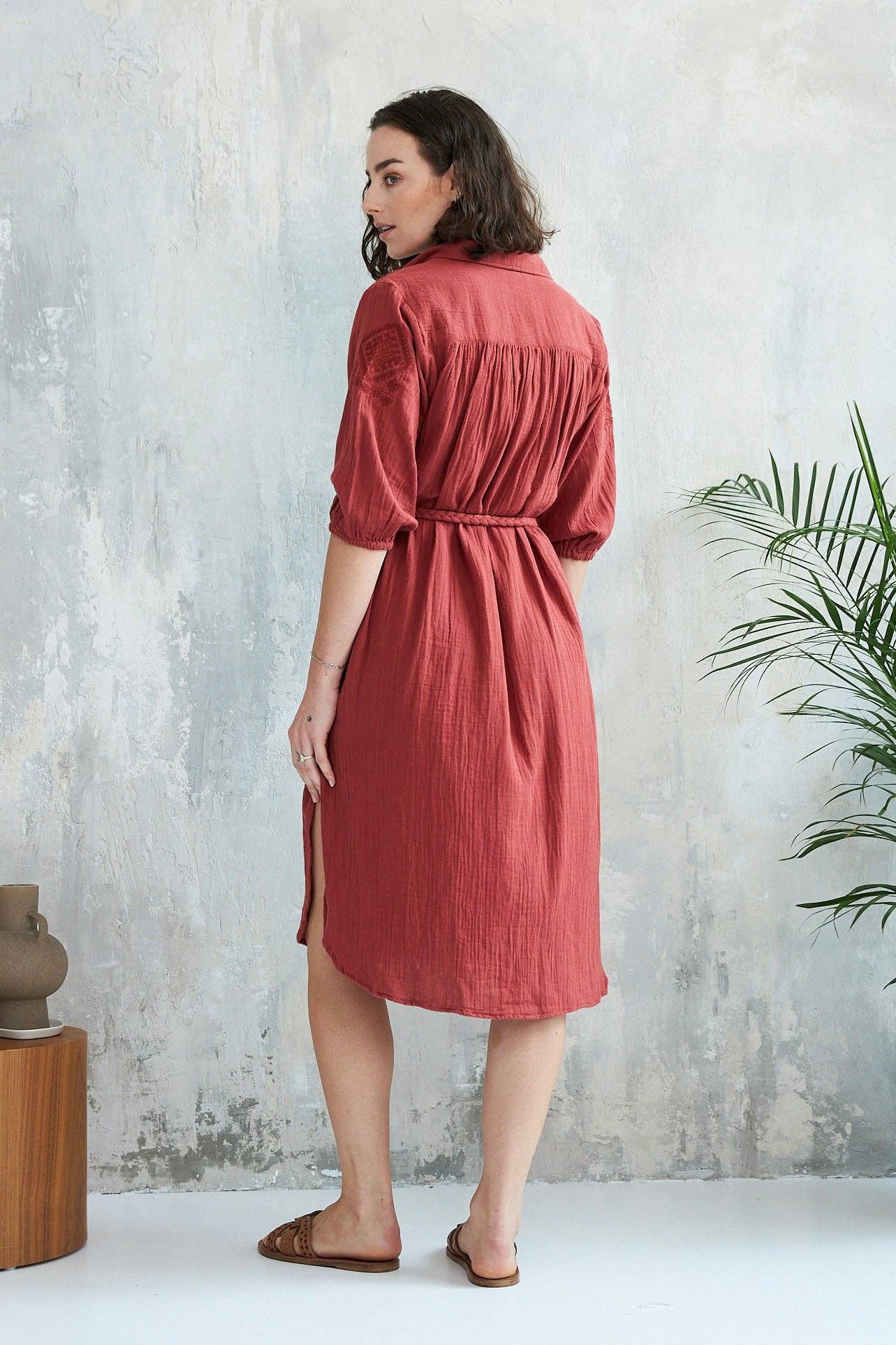 murstenbrun Sheri kjole i bomuldsgaze med broderi og flettet bælte for engroshandel på Faire2