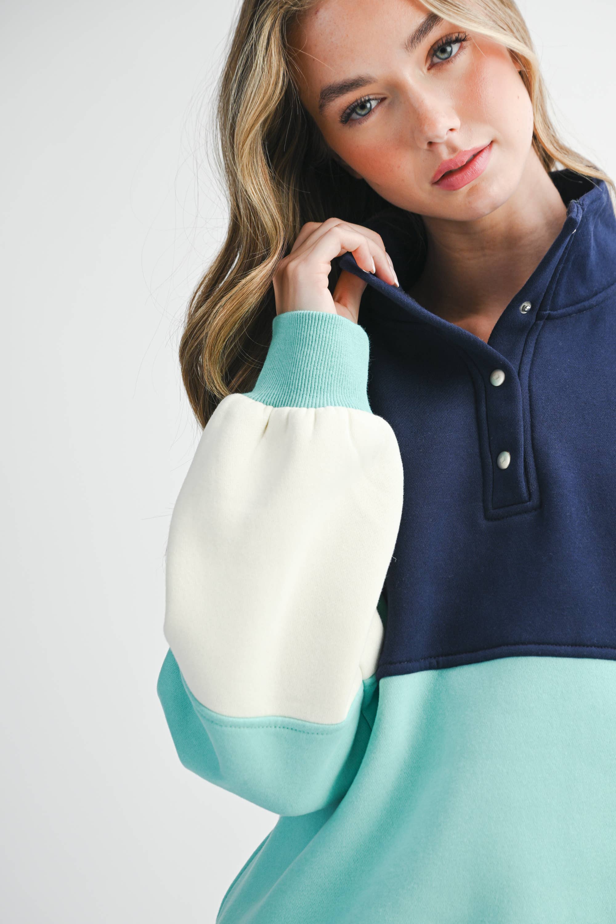 AEMI + CO – wholesale Sweatshirt - Dam – 992EK Glo colorblock-tröja med tryckknappar26