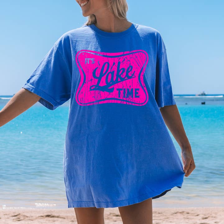 LAKE TIME | Couleurs confortables | Néon | Été | T-shirt graphique pour la vente par The American Honey