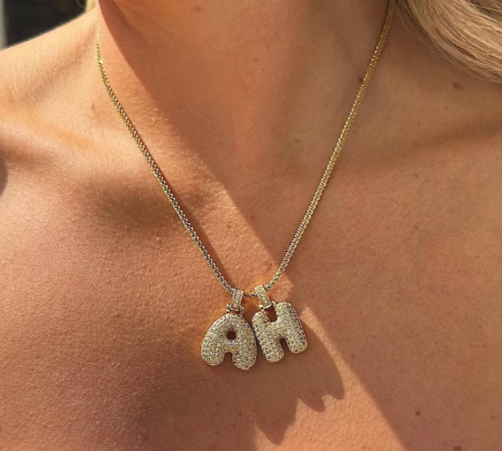 Ouro amarelo Pavé Bubble Letter Iniciais Colar em Aço Ouro 14K para venda a revendedores na Faire34