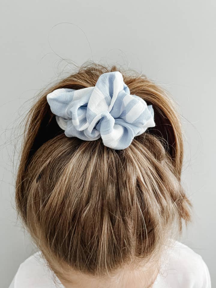 Blue Scrunchie, accessoires pour cheveux pour enfants, Élastique à cheveux pour femmes pour la vente par Gingerly Sewn