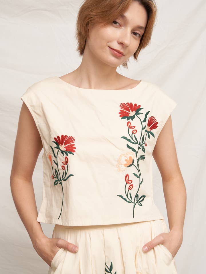 Haut à manches courtes avec détails brodés floraux pour la vente par En Crème