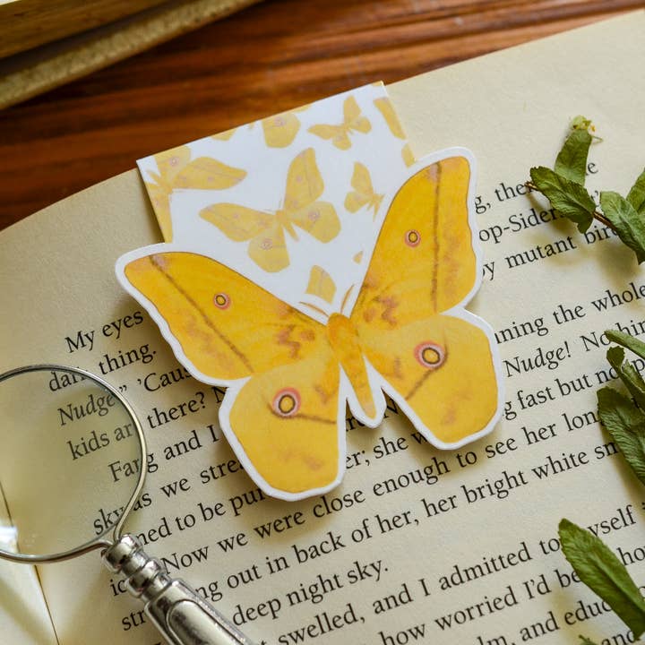 Marque-page magnétique jaune Saturn Moth découpé pour la vente par Flying Fawn Studio