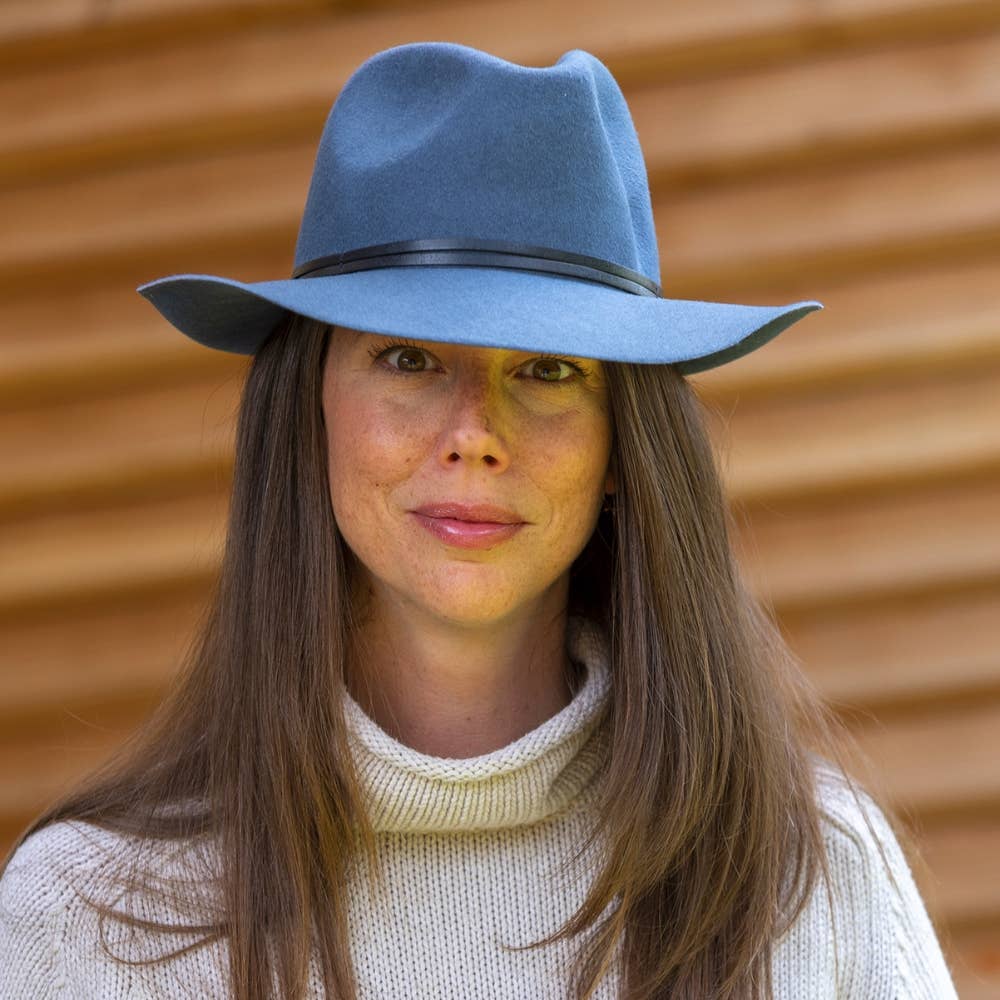 TRAVAUX EN COURS... – Großhandel Fedora-Hut – Damen – Filzhut mit Lederband und rohem Rand31