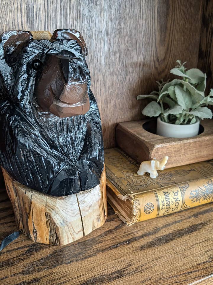 Kettensägenbär, niedliche Bärenschnitzerei für Büro oder Zuhause, kleiner Schreibtisch, hergestellt in den USA für den Großhandel von Creation Carvings LLC