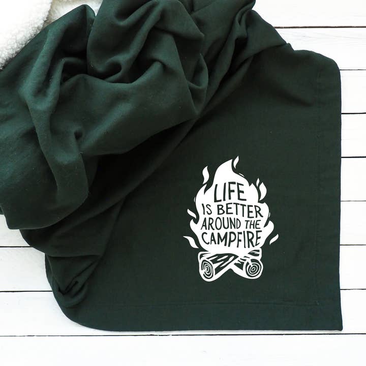 La vie est meilleure autour du feu de camp Couverture Vert forêt pour la vente par Perfect Day Print Co