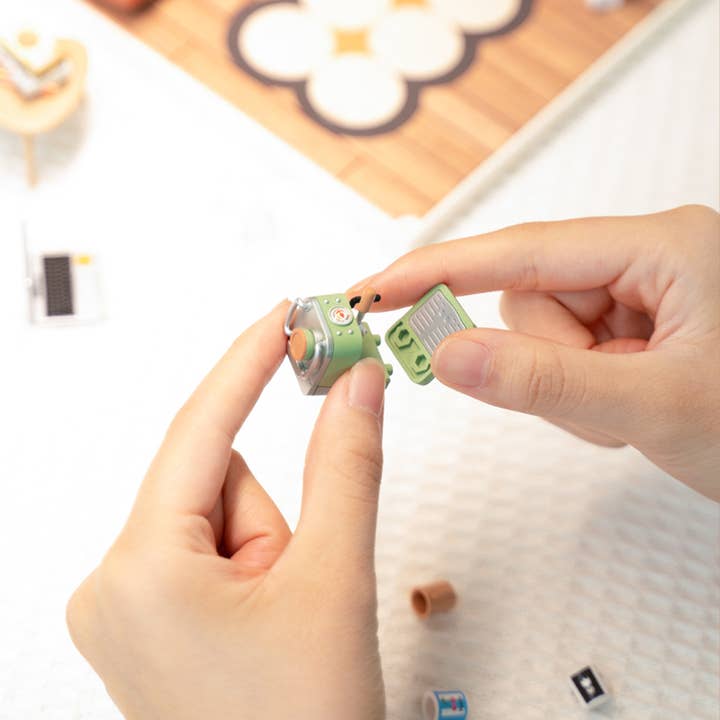 Robotime - Venta al por mayor Kit de manualidades - DW007 Acogedora sala de estar Rolife DIY, casa en miniatura, ABS1