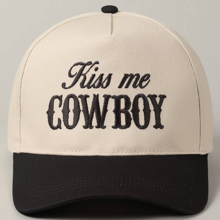 Fashion City - Vendita all'ingrosso Cappellino da camionista - Unisex - Cappello bicolore ricamato "Kiss Me Cowboy"