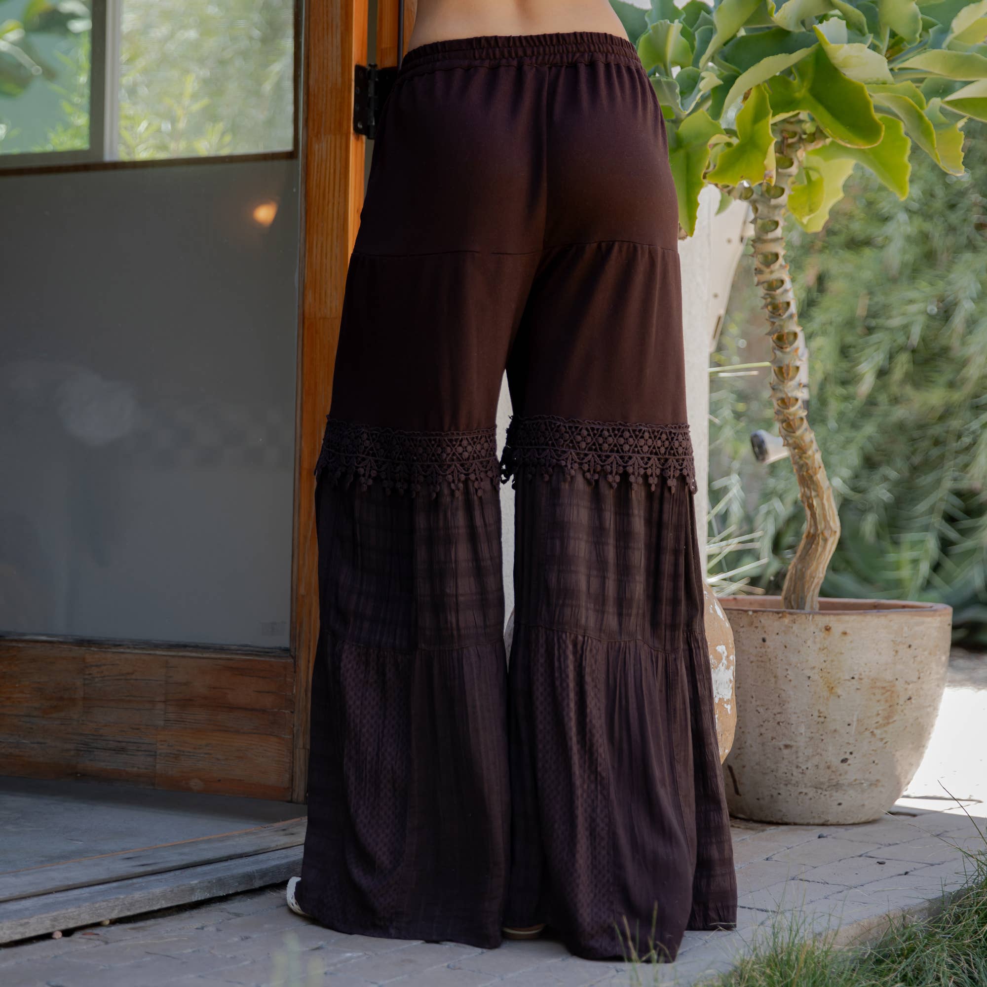 Young Threads - Vendita all'ingrosso Pantalone - Donna - Pantaloni lunghi in denim ispirati al boho con toppa solida (nuovo colore)31