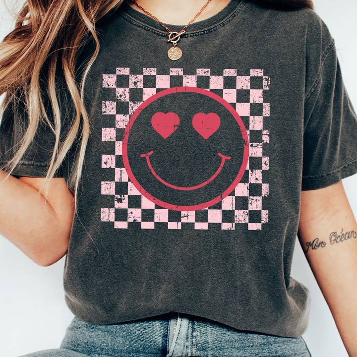 T-shirt à carreaux usé avec sourire Comfort Colors pour la vente par Kissed Apparel