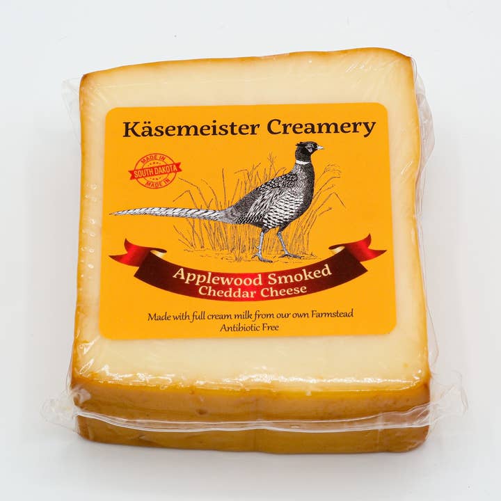 Fromage cheddar fumé pour la vente par Kasemeister Creamery