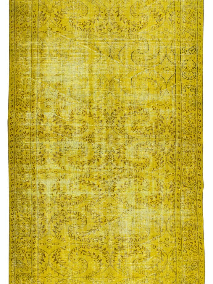 Tapis turc contemporain fait main jaune de 5,7 x 9,6 pieds pour la vente par Rug Specialist LLC.