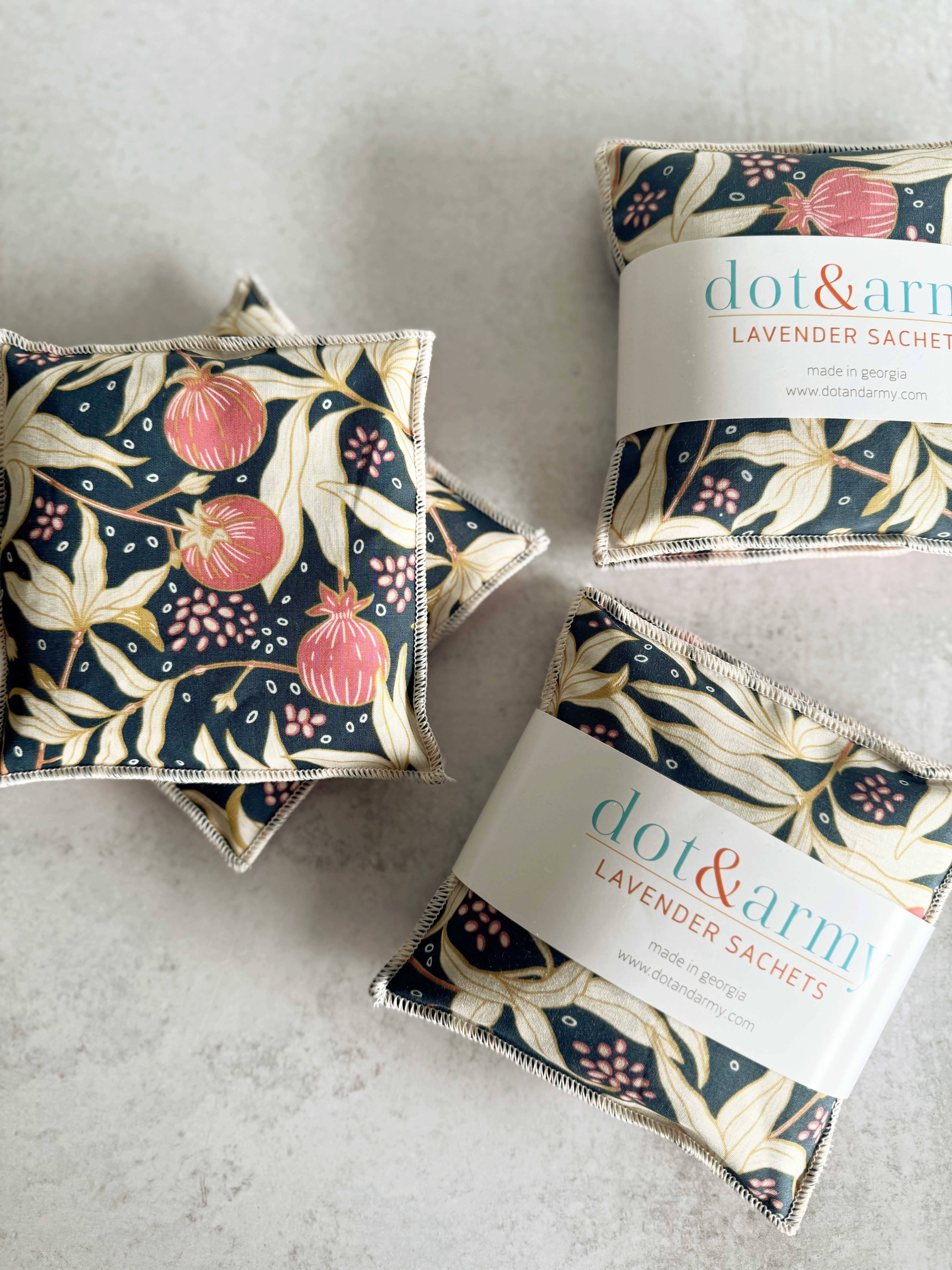 Dot and Army – Großhandel Duftsäckchen – Stachelbeer-Lavendel-Säckchen, Set aus zwei Stück1