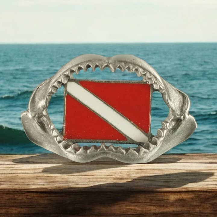Pendentif de plongée sous-marine mâchoire de requin pour la vente par Big Blue by Roland St John