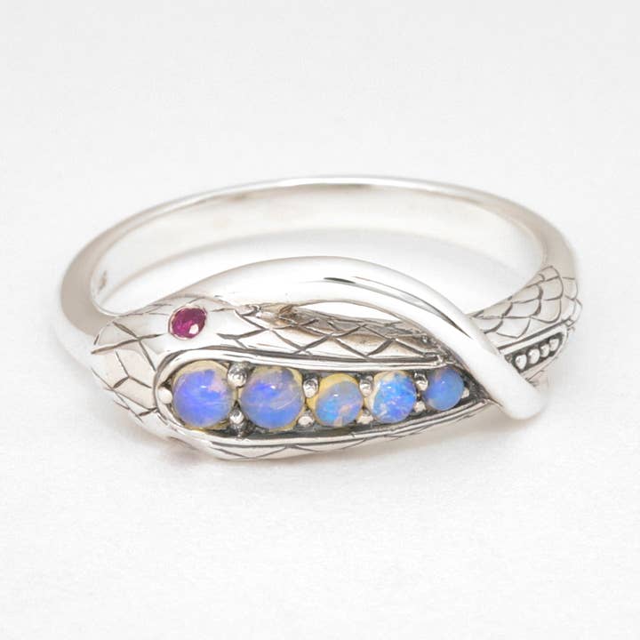 Antique Victorien en argent sterling, serpent cobra enroulé, yeux rubis, Moonstone SZ 6 7 pour la vente par Griffin Vintage