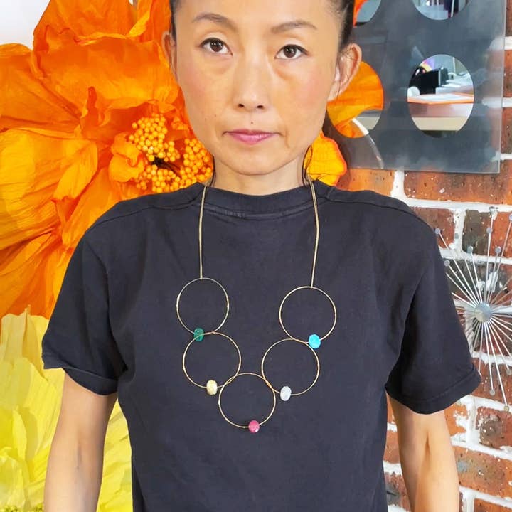 'Verwandle es! ' Halskette mit bunten Edelsteinen für den Großhandel von Melissa McArthur - Jewellery Made in London