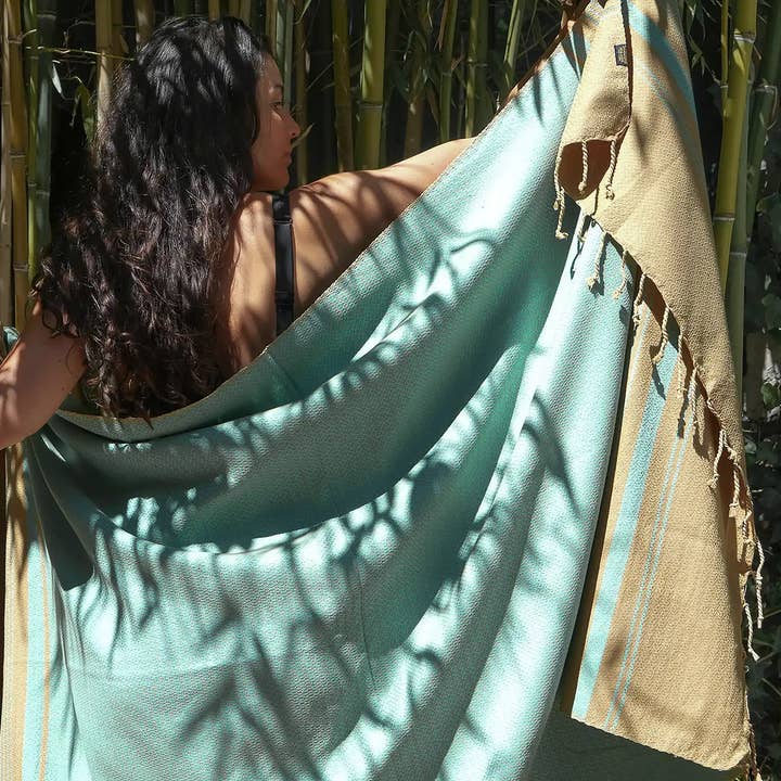 HANDTUCH AUS BIO-BAUMWOLLE - SAND - SABLE & AQUASKY für den Großhandel von Karawan Authentic