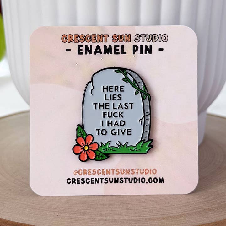 Ici repose le dernier f*** que j'avais à donner Épingle en émail pour la vente par Crescent Sun Studio