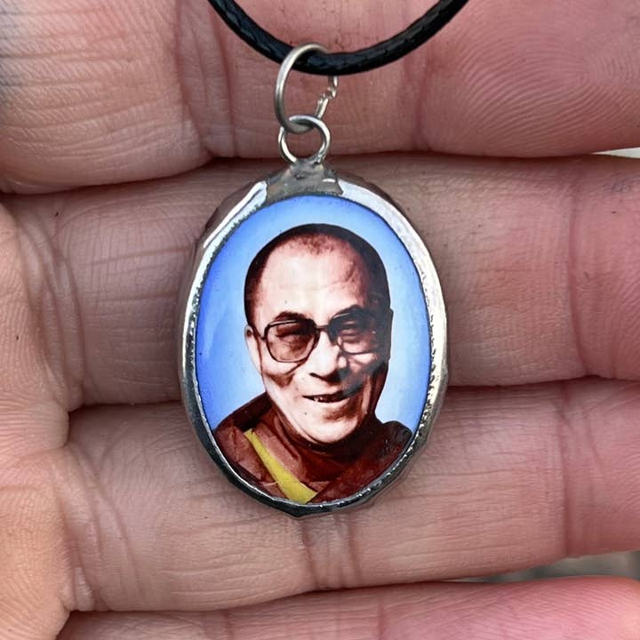 Lungta Imports – wholesale Hänge-/berlockhalsband – Dalai Lama emalj hänge yoga meditation halsband smycken