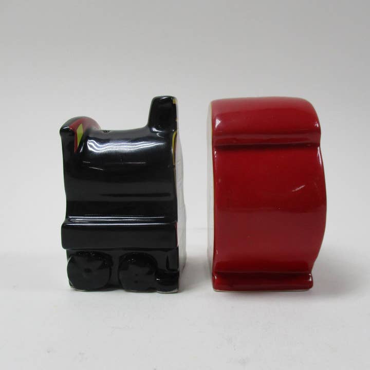 Silver Buffalo - Wholesale Salt & Pepper Shaker Set - Harry Potter Hogwarts Platform Ceramic Salt & Pepper Shaker