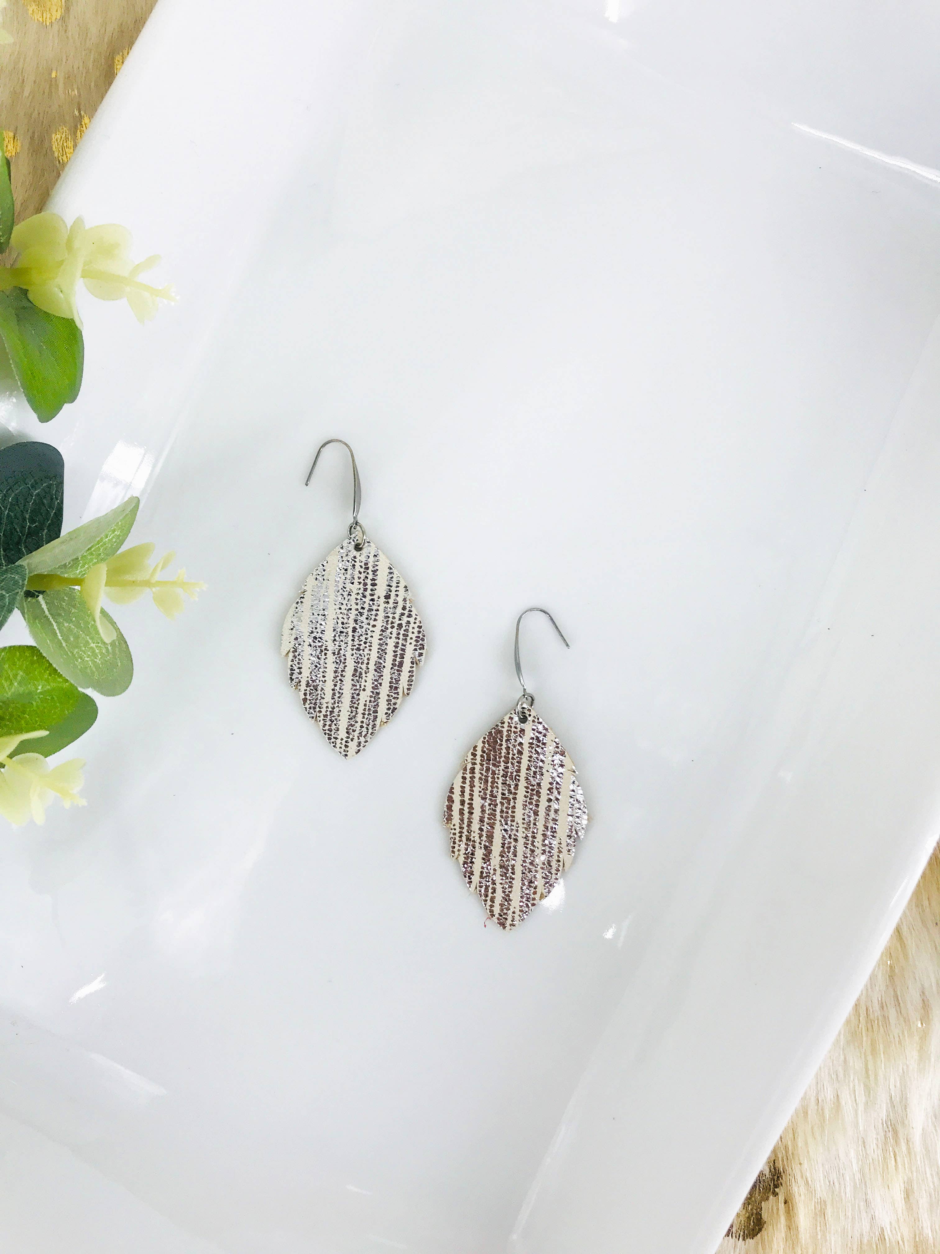 Magnolia & Peach Jewelry Boutique, LLC - Vendita all'ingrosso Orecchini pendenti - Orecchini in vera pelle - E19-1360