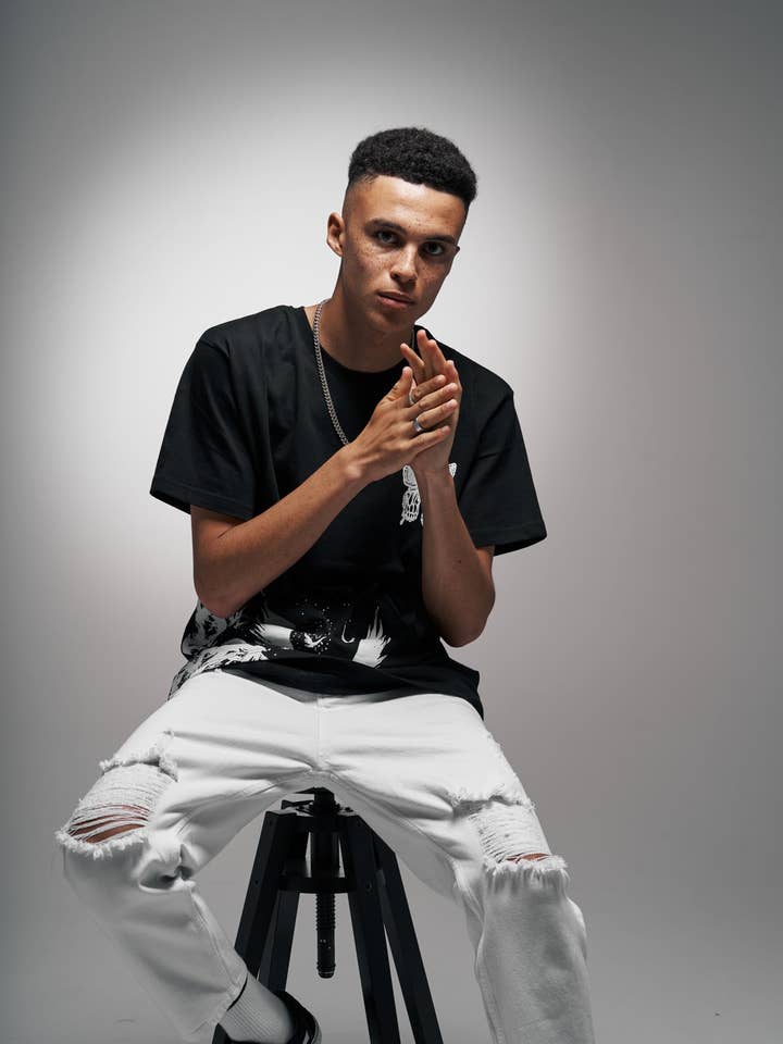 Jean blanc déchiré coupe décontractée pour la vente par UNEFFECTED STUDIOS