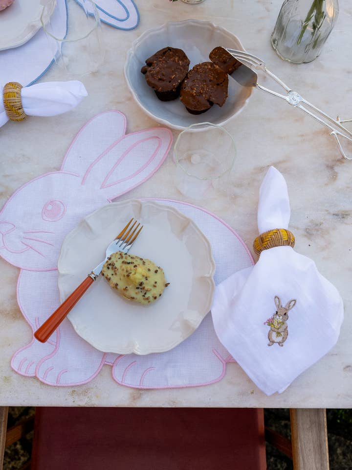 Set de table lapin rose anti-taches pour la vente par Mariaida Home