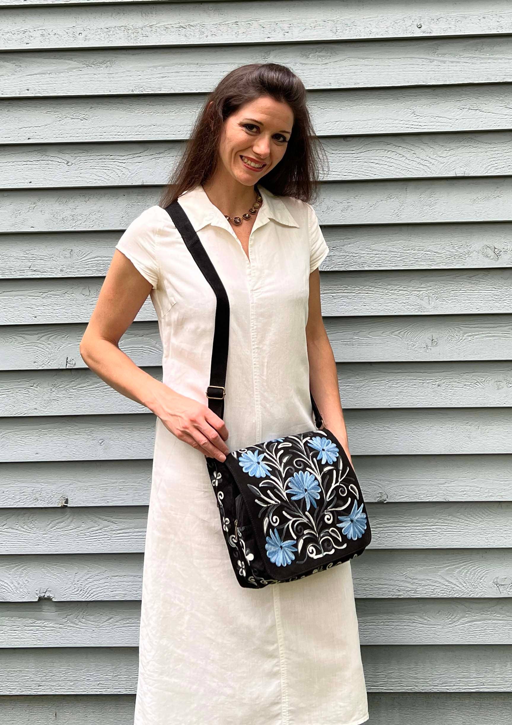 Rayz Intl - Vente Sac à bandoulière – femme - Sac messager brodé en daim noir et bleu fait main10