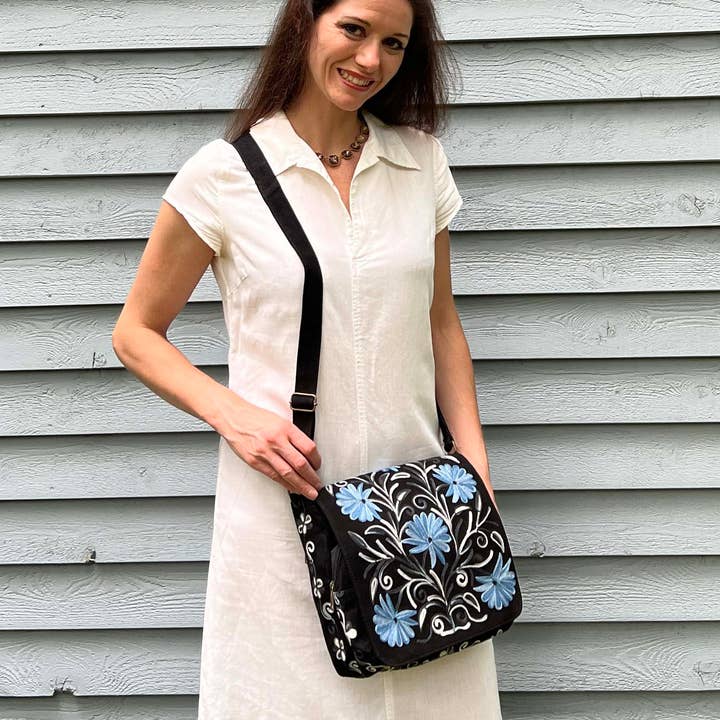 Rayz Intl - Vente Sac à bandoulière – femme - Sac messager brodé en daim noir et bleu fait main10