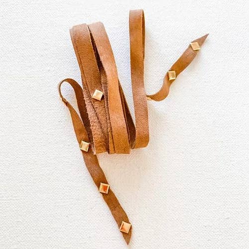 Girocollo/bracciale con borchie in oro marrone cammello per la vendita all'ingrosso da parte di Lee&Lo Handmade Wearables