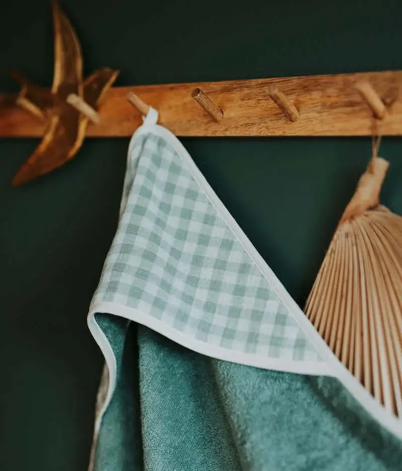 Manufacture des bébés français – Engroshandel Håndklæde med hætte - Børn og baby – Vichy vert de gris badekåbe til baby4