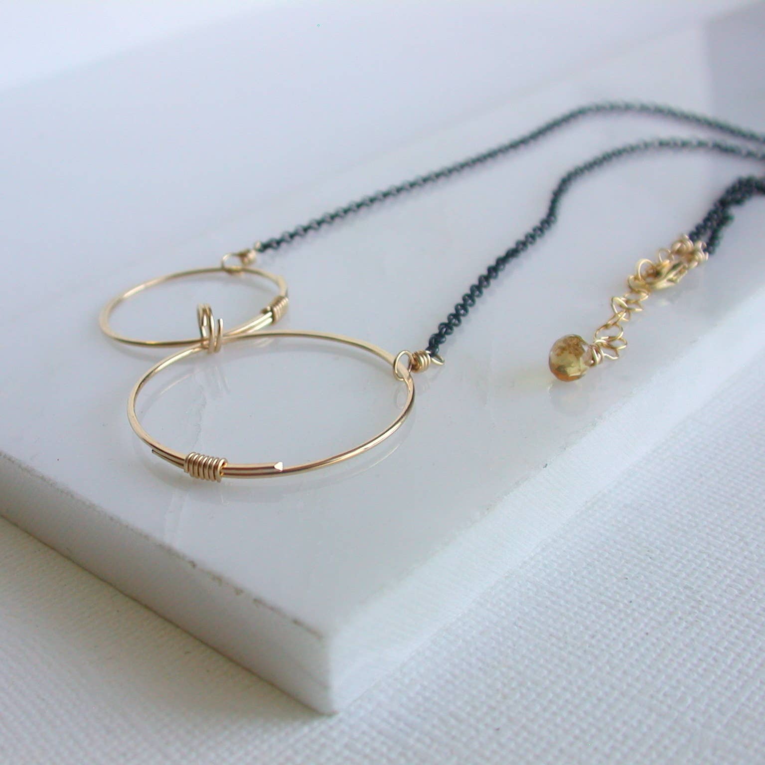 Linda Trent Jewelry - Venta al por mayor Collares con colgantes/abalorios - Collar ennegrecido lado a lado. Opciones de oro, plata y rosa.4