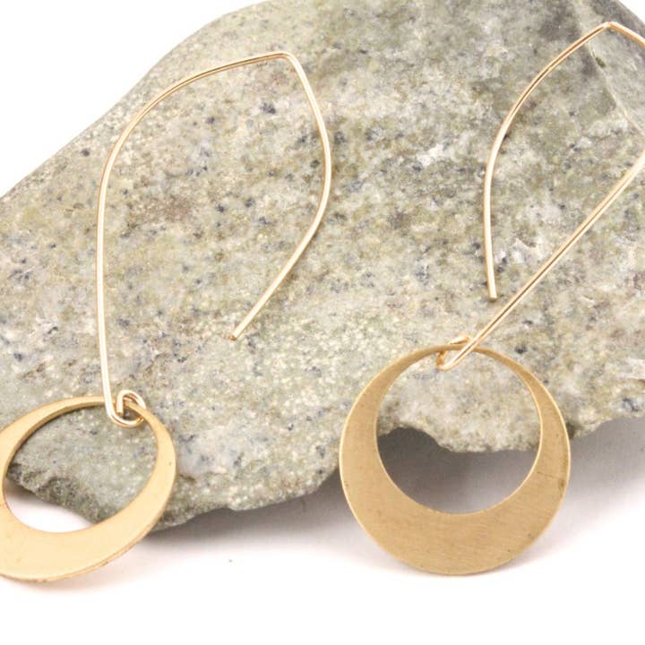 Boucles d'oreilles créoles en métal demi-lune pour la vente par Morgen Barrett Designs