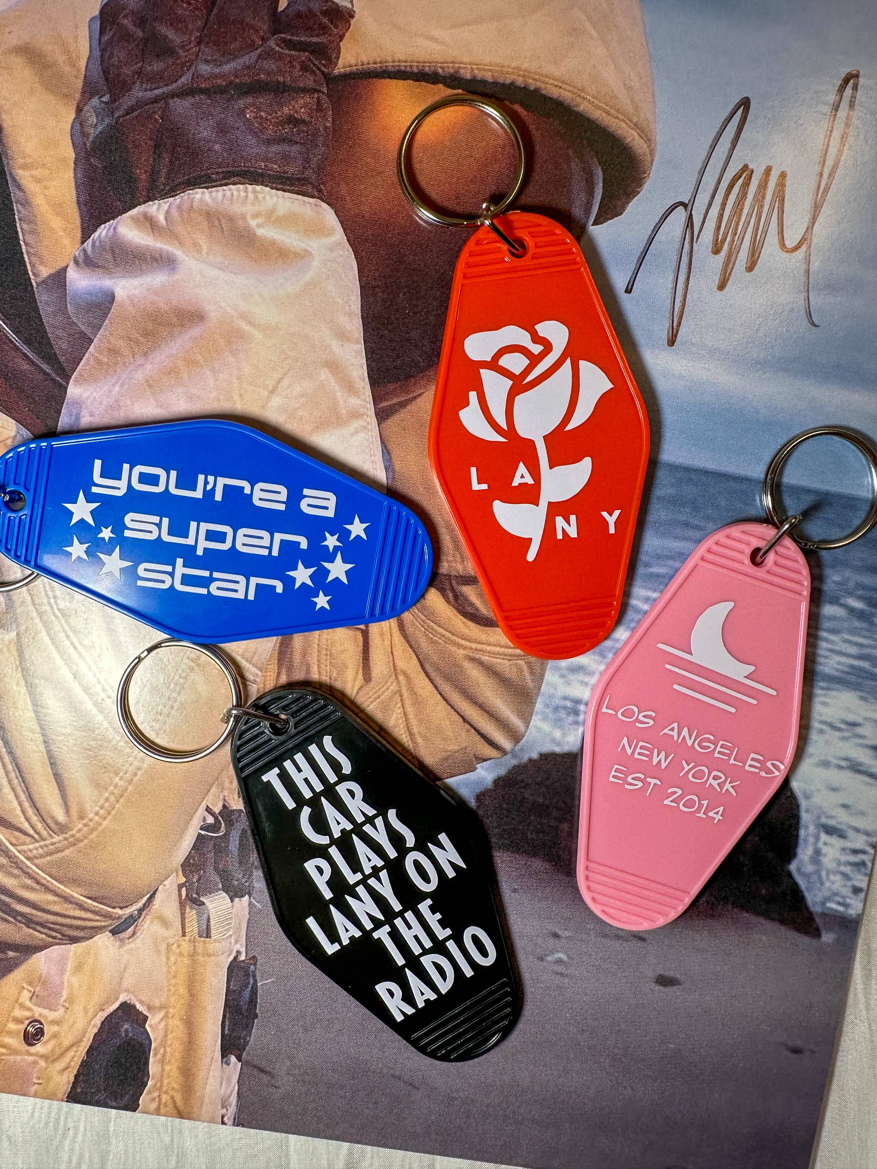 SpicyStylesCo – Porta-chaves - Mulher por atacado – vamos dar uma volta pela cidade de mãos dadas lany estreia LA1 porta-chaves de motel1