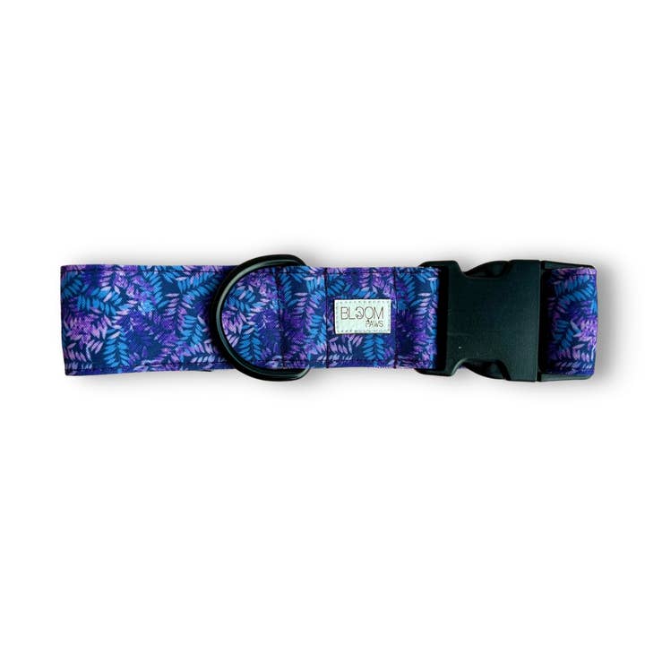 Collier pour chien - Feuilles tropicales violettes - toile recyclée pour la vente par Bloom Paws