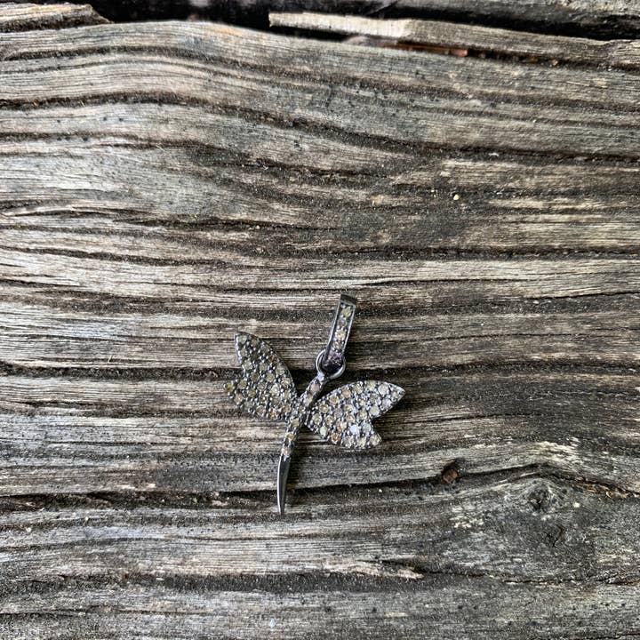 Bane diamant Dragonfly vedhæng for engroshandel hos ILISSA MICHELE JEWELRY
