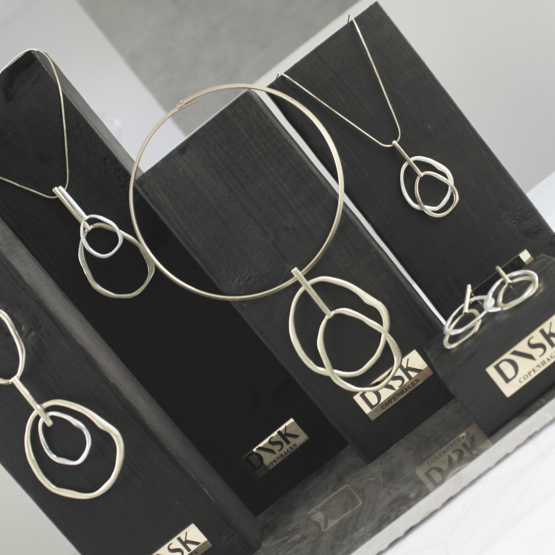 Dansk Copenhagen - Vendita all'ingrosso Collana con ciondolo/pendaglio - Collana Mega Statement regolabile a 2 toni Elysian IN:STORE con placcatura in argento2