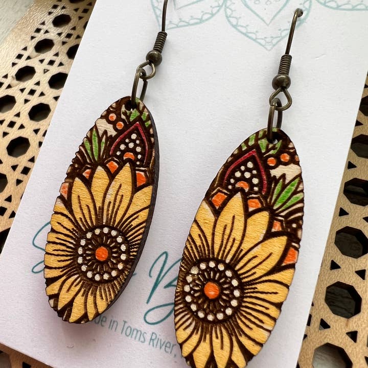 Seasideblooms - Vente Boucles d'oreilles pendantes - Boucles d’oreilles légères en bois peintes à la main avec mandala de tournesol4
