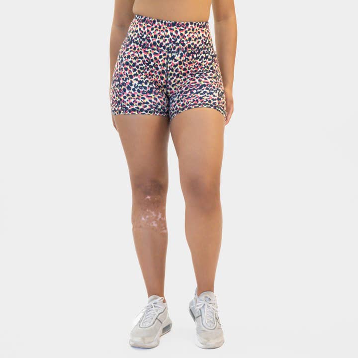 Short Lux Baseline (entrejambe de 5 po) - Electric Leopard pour la vente par Senita Athletics