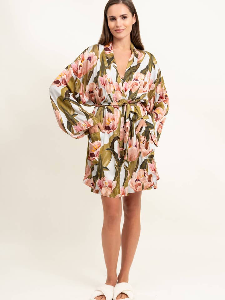 4205 Peignoir de style kimono en satin de viscose à imprimé tulipe pour la vente par Oh!Zuza