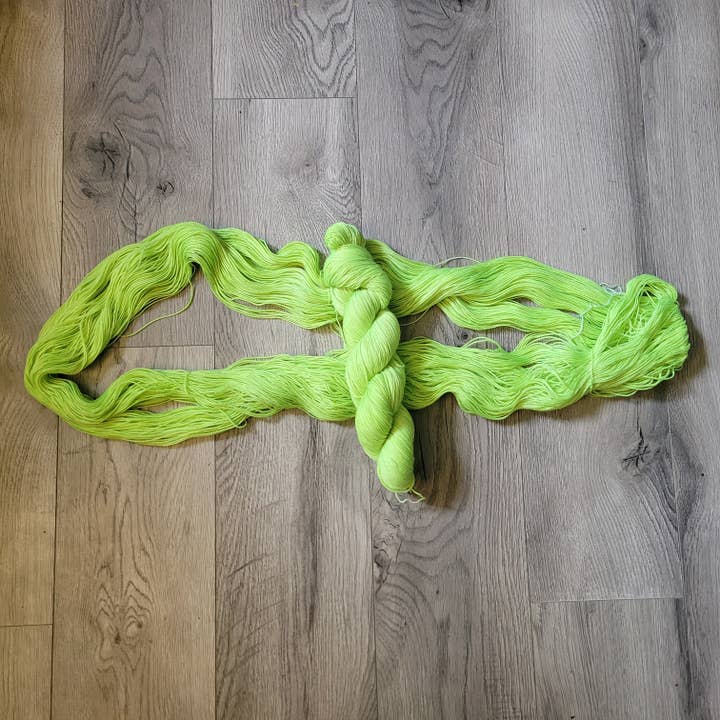 Vert fluo pour la vente par Cornbread and Honey