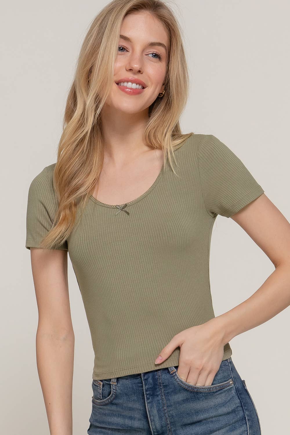 Active Basic | Active USA – wholesale Stickad topp - Dam – Kortärmad topp med rund halsringning, spets och satinrosett i ribbstickat tyg20