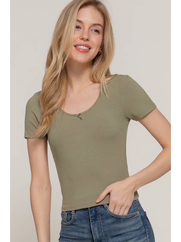 Active Basic | Active USA – wholesale Stickad topp - Dam – Kortärmad topp med rund halsringning, spets och satinrosett i ribbstickat tyg20