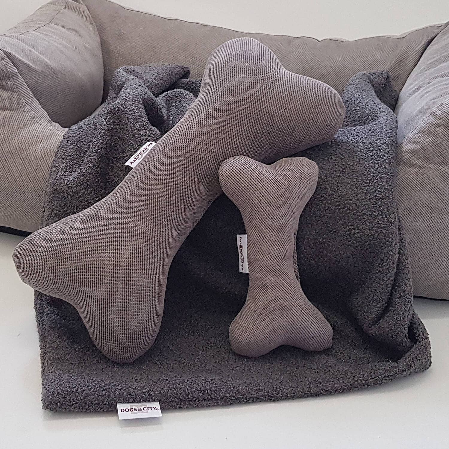 DOGS in the CITY® – wholesale Pet toy – Dog – Madison mouse plush bone0