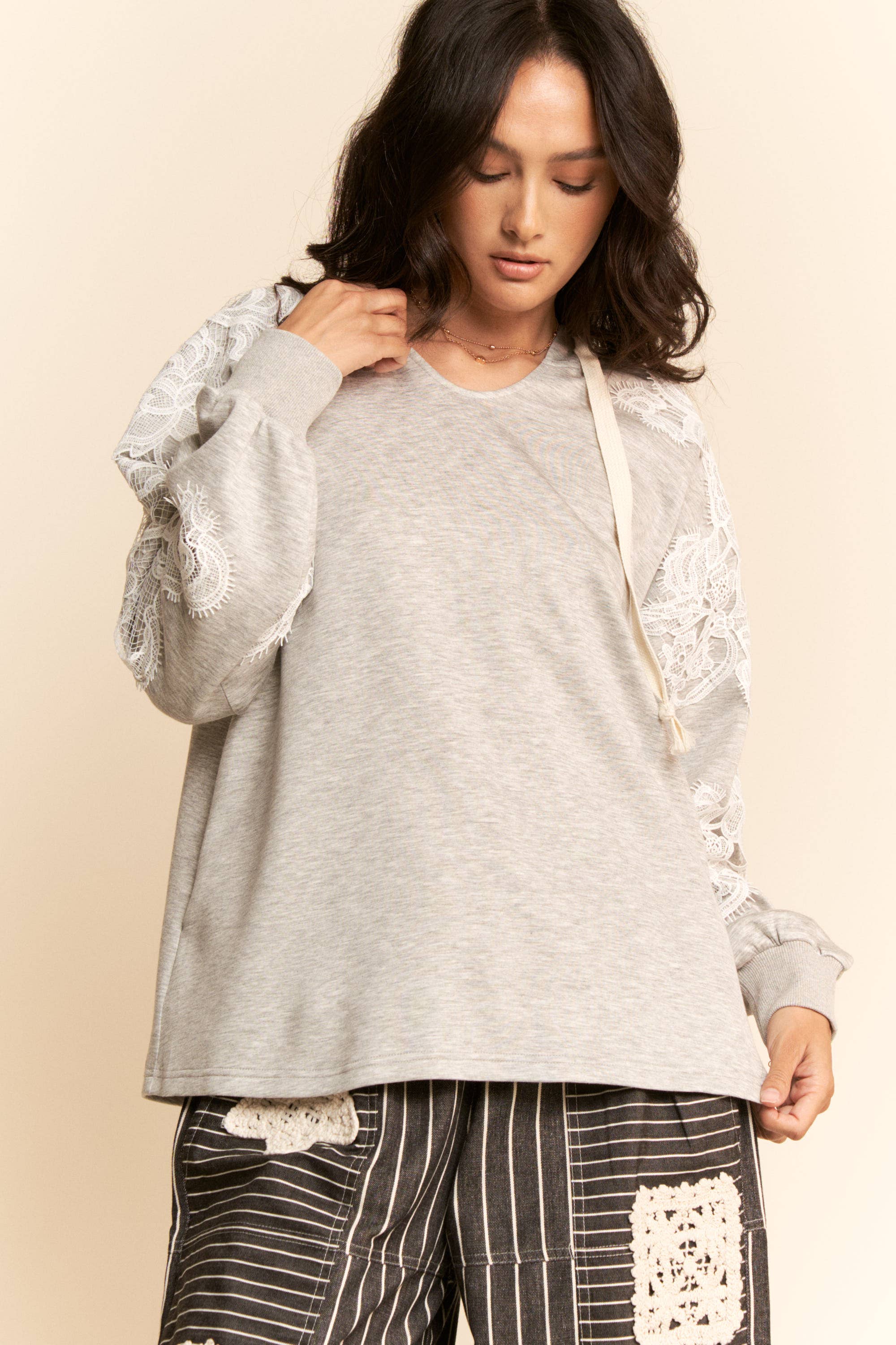 Davi & Dani – Großhandel Hoodie – Damen – HOODIE MIT SPITZENDETAIL UND LOCKERER PASSFORM UND LANGEN ÄRMELN2