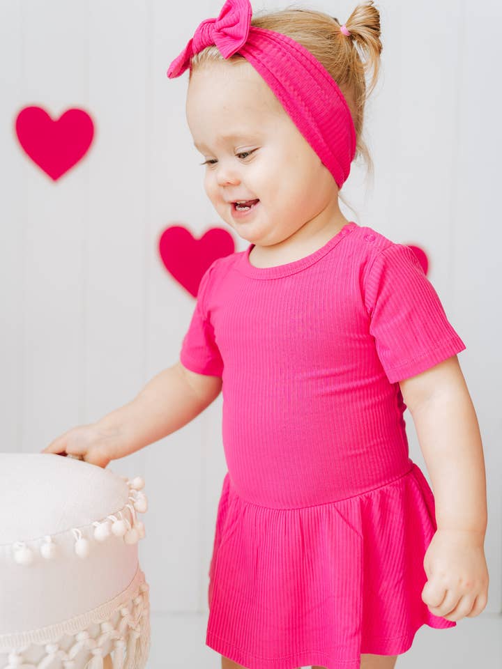 Dream Big Little Co. – wholesale Klänning - Baby – VARM ROSA RIBBDRÖM-BODYSUIT KLÄNNING