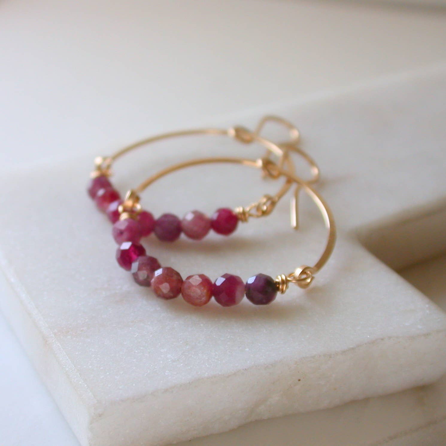 Linda Trent Jewelry – Großhandel Ohrhänger – Edelstein-Creolen. 14k Goldfüllung. Stein wählen.8