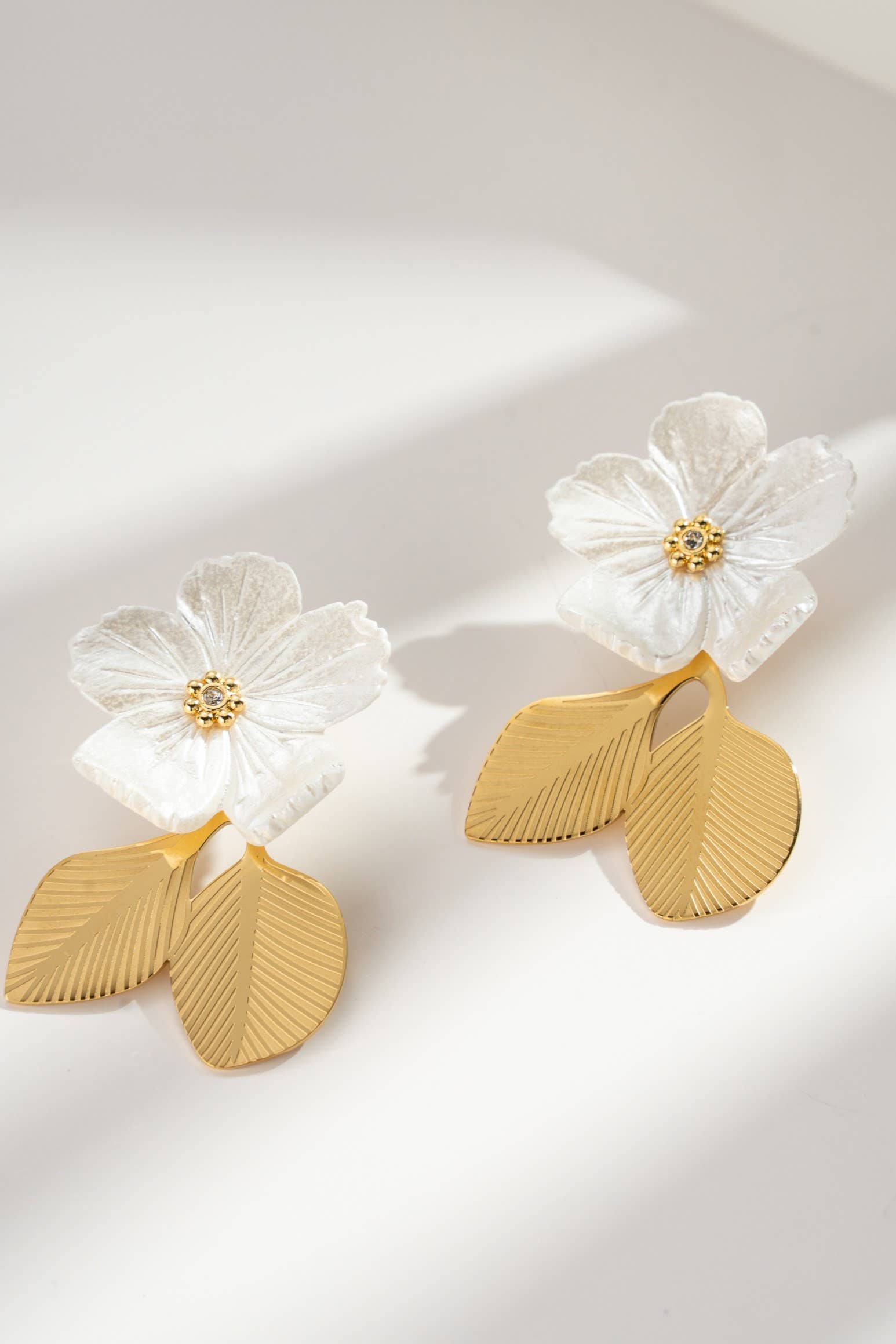 COSMOS – Engroshandel Hængeøreringe og creoløreringe – Perleblomsterøreringe – Gyldne Blade i Rustfrit Stål0