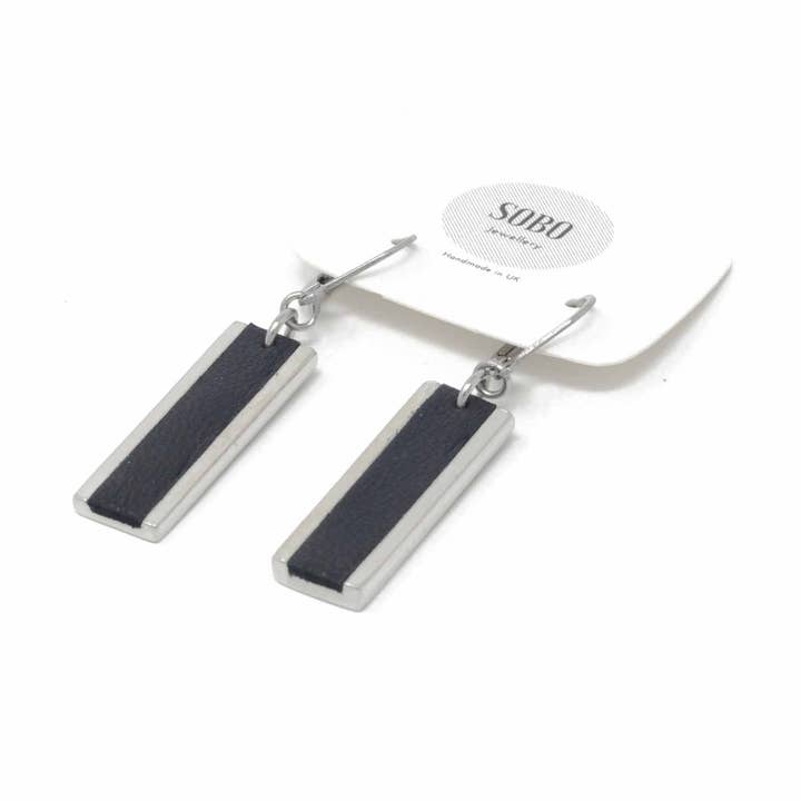 Boucles d'oreilles pendantes longues rectangulaires avec incrustation en cuir noir pour la vente par Sobo & Co Jewellery
